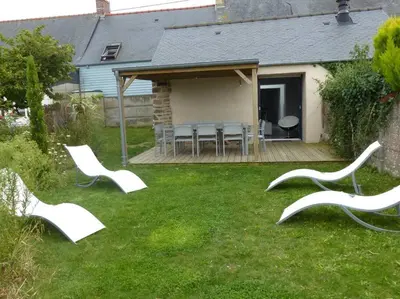Jardin de l'établissement Le 107 grande maison accès direct et vue sur mer