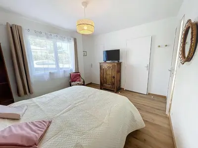 Télévision ou salle de divertissement dans l'établissement Villa moderne 5 chambres au bord de la plage avec parking inclus - FR-1-361-540