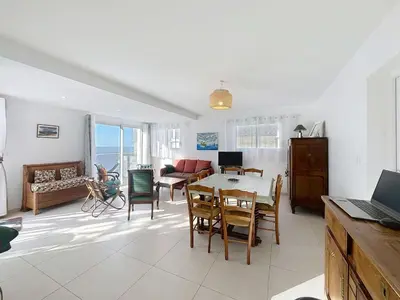 Télévision ou salle de divertissement dans l'établissement Villa moderne 5 chambres au bord de la plage avec parking inclus - FR-1-361-540