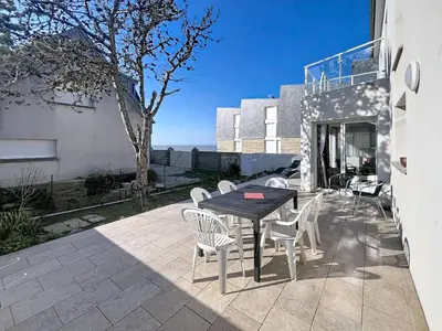 Balcon ou terrasse dans l'établissement Villa moderne 5 chambres au bord de la plage avec parking inclus - FR-1-361-540