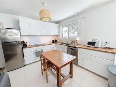 Cuisine ou kitchenette dans l'établissement Villa moderne 5 chambres au bord de la plage avec parking inclus - FR-1-361-540