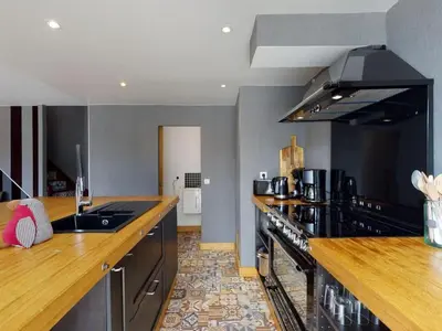 Cuisine ou kitchenette dans l'établissement La Clef Decamp Chaignonnières Roulotte 19pers jacuzzi 15min mer