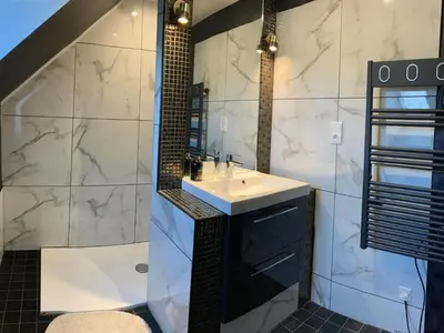 Salle de bains dans l'établissement La Clef Decamp Chaignonnières Roulotte 19pers jacuzzi 15min mer