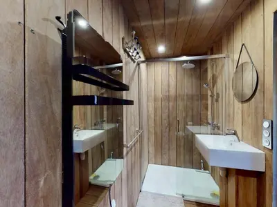 Salle de bains dans l'établissement La Clef Decamp Chaignonnières Roulotte 19pers jacuzzi 15min mer