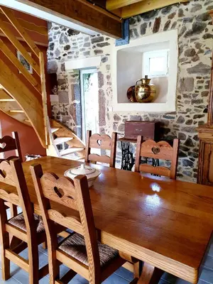 Coin salon dans l'établissement Le Refuge des Chouettes