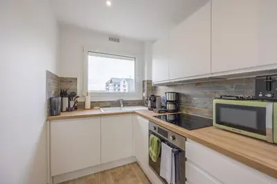 Cuisine ou kitchenette dans l'établissement La Vigie des Ours - Appt proche de la plage