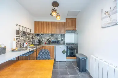 Cuisine ou kitchenette dans l'établissement La Tanière des Oursons - proche de la plage