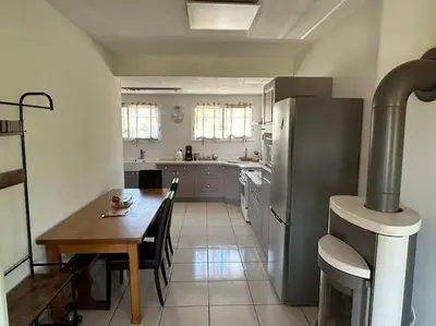Cuisine ou kitchenette dans l'établissement Sereine d'Argouges