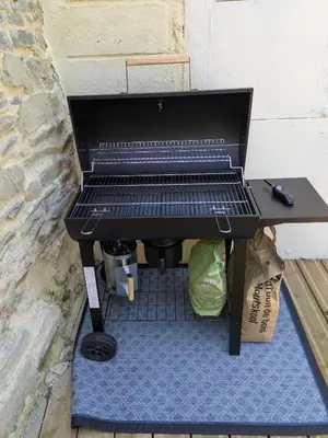 Barbecue disponible mis à disposition des clients de la maison de vacances