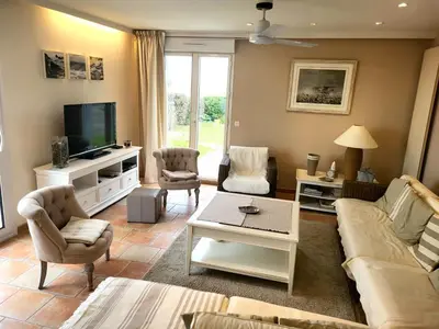 Télévision ou salle de divertissement dans l'établissement Villa front de mer les Cordylines