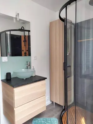 Salle de bains dans l'établissement Maison avec jardin Cherbourg