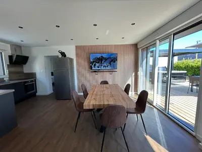 Cuisine ou kitchenette dans l'établissement Gite avec Spa Le Rubis proche des plages du Débarquement Manche Normandie