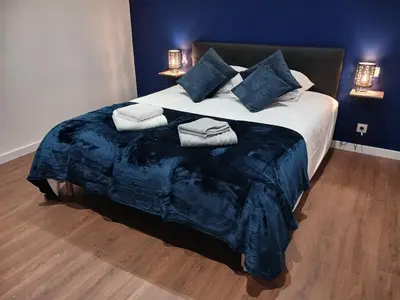 Un ou plusieurs lits dans un hébergement de l'établissement Gite avec Spa Le Rubis proche des plages du Débarquement Manche Normandie