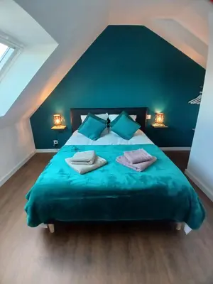 Un ou plusieurs lits dans un hébergement de l'établissement Gite avec Spa Le Rubis proche des plages du Débarquement Manche Normandie