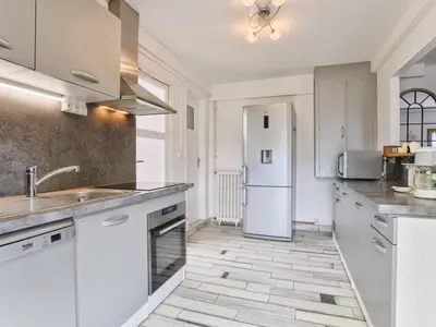 Cuisine ou kitchenette dans l'établissement Maison de vacances familiale près des commerces et plage à Merville Franceville - FR-1-788-10