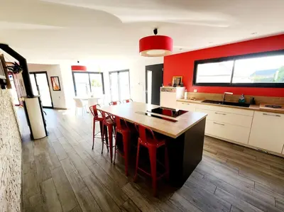 Cuisine ou kitchenette dans l'établissement Maison spacieuse 4 chambres