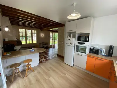 Cuisine ou kitchenette dans l'établissement L'Ecrin de Famille Maison Mer & Bourg Gold Beach