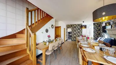 Coin salon dans l'établissement La Clef Decamp Villa et Cour Paradis 22 pers billard 20 min mer