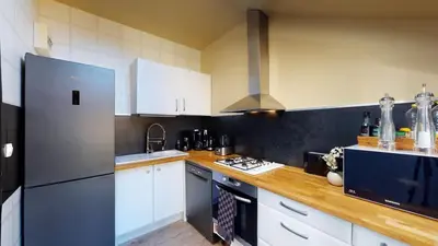 Cuisine ou kitchenette dans l'établissement La Clef Decamp Villa et Cour Paradis 22 pers billard 20 min mer