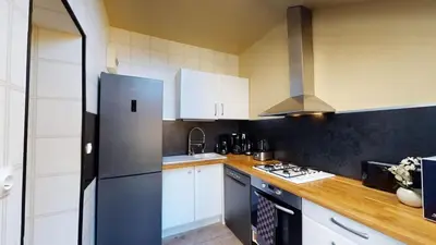Cuisine ou kitchenette dans l'établissement La Clef Decamp Villa et Cour Paradis 22 pers billard 20 min mer