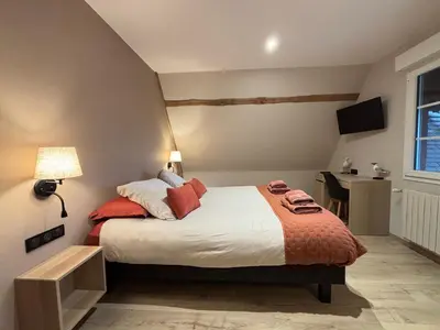 Un ou plusieurs lits dans un hébergement de l'établissement Chant des mouettes Maison rénovée spacieuse tout confort grand jardin belle terrasse aménagée parking 8 personnes 4 sdb 5 wc à 10 mn à pied de la mer Port en Bessin tous commerces restaurants proche Omaha Beach