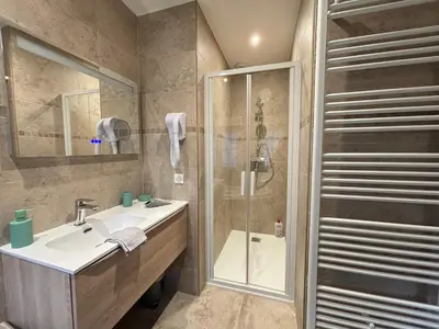 Salle de bains dans l'établissement Chant des mouettes Maison rénovée spacieuse tout confort grand jardin belle terrasse aménagée parking 8 personnes 4 sdb 5 wc à 10 mn à pied de la mer Port en Bessin tous commerces restaurants proche Omaha Beach