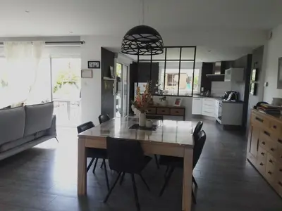 Cuisine ou kitchenette dans l'établissement Maison 15 min du Mont St Michel