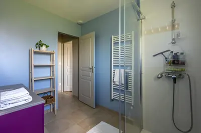 Salle de bains dans l'établissement La petite maison de Littry parking