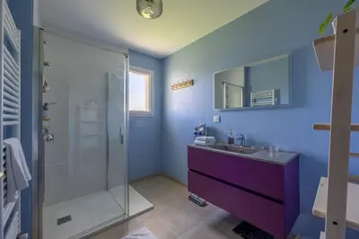 Salle de bains dans l'établissement La petite maison de Littry parking