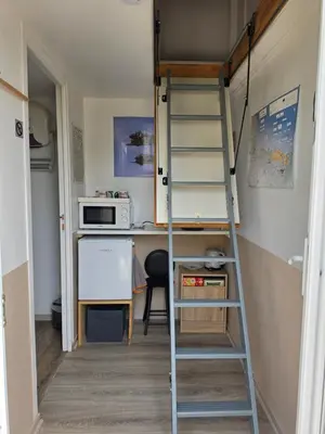 Cuisine ou kitchenette dans l'établissement chambre indépendante chez l'habitant plein centre de Sainte Mère église