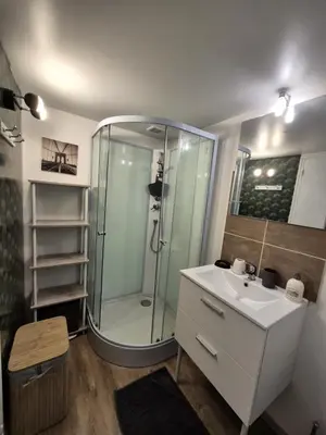Salle de bains dans l'établissement chambre indépendante chez l'habitant plein centre de Sainte Mère église