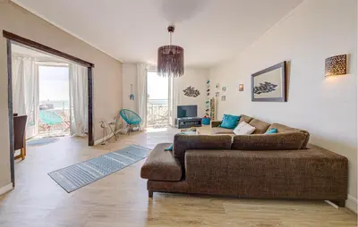 Coin salon dans l'établissement Beautiful Apartment In Cancale