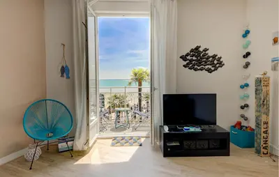 Télévision ou salle de divertissement dans l'établissement Beautiful Apartment In Cancale