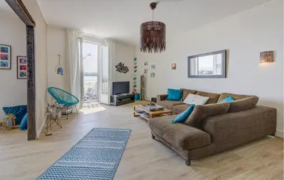 Coin salon dans l'établissement Beautiful Apartment In Cancale