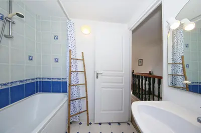 Salle de bains dans l'établissement Naturally-Calm - Vue Montagne jaccuzzi sauna