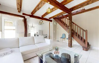 Coin salon dans l'établissement Cozy Home In Sartilly-Baie-Bocage