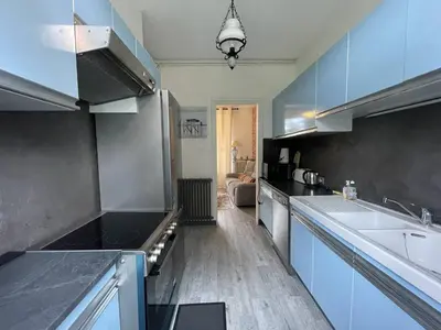 Cuisine ou kitchenette dans l'établissement Maison confort, 3 chambres, plage à 2 pas, jardin privé sans vis-à-vis, équipements modernes. - FR-1-788-12