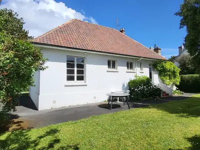 Jardin de l'établissement Maison confort, 3 chambres, plage à 2 pas, jardin privé sans vis-à-vis, équipements modernes. - FR-1-788-12