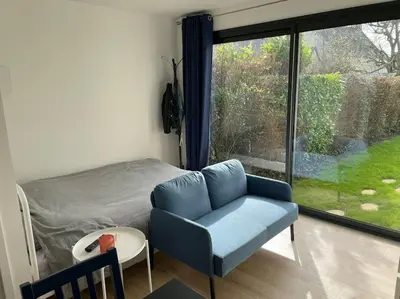 Coin salon dans l'établissement Studio situé entre Caen & Bayeux et la mer