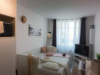 Télévision ou salle de divertissement dans l'établissement Le petit nid de Katia 1