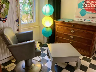 Coin salon dans l'établissement Maison sympa en centre-bourg