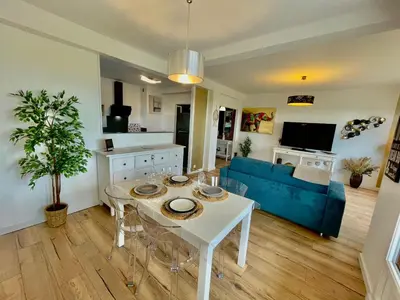 Télévision ou salle de divertissement dans l'établissement Yucca, Appartement avec garage privé et balcon