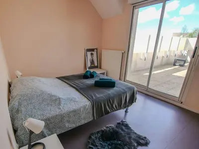 Un ou plusieurs lits dans un hébergement de l'établissement Appartement terrasse