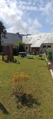 Jardin de l'établissement Mont Gîte Des Herbus Puccinellie avec Jacuzzi 2 personnes entre Granville et Mont Saint Michel