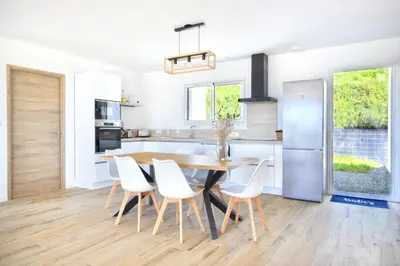 Cuisine ou kitchenette dans l'établissement Les Euphorbes - Charmante maison avec vue mer