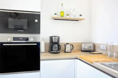 Cuisine ou kitchenette dans l'établissement Les Euphorbes - Charmante maison avec vue mer