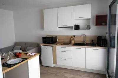 Cuisine ou kitchenette dans l'établissement appartements guesthouse1 et guesthouse2 sword beach