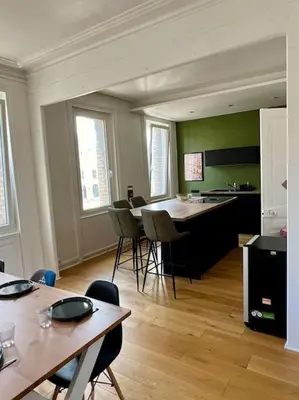 Cuisine ou kitchenette dans l'établissement Grand appartement vue théâtre Hyper Centre