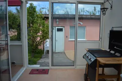 Télévision ou salle de divertissement dans l'établissement Le Caprice de la mer - maison avec véranda, jardin