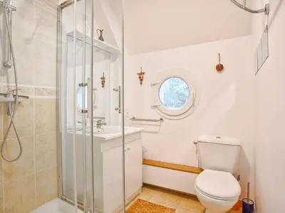 Salle de bains dans l'établissement Maison de vacances pour 6 personnes à 600m de la plage avec terrasse et jardin, idéale en famille - FR-1-788-13